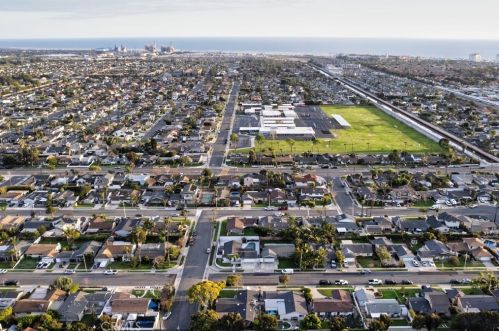 8212 Munster Dr, Huntington Beach CA  92646-5025 exterior