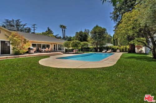4375 Hayvenhurst Ave, Van Nuys CA  91406-5722 exterior