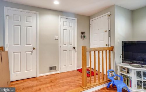 1628 Oak Spring Way, Herndon VA  20190-4917 exterior
