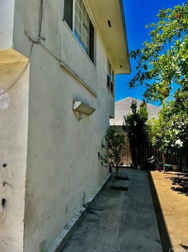 1011 Chevy Chase Dr, Glendale CA  91205-3002 exterior