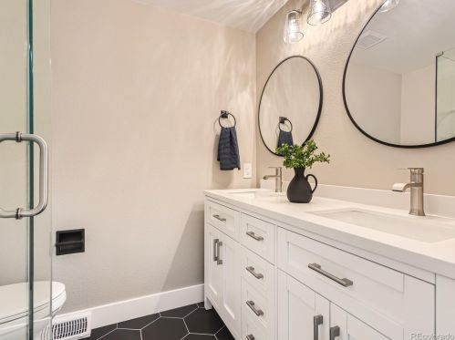 7083 Oneida Cir, Englewood CO  80112-1125 exterior