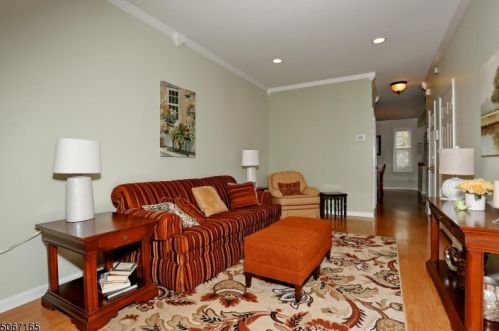 105 Stratford Dr, Nutley, NJ 07110-3918