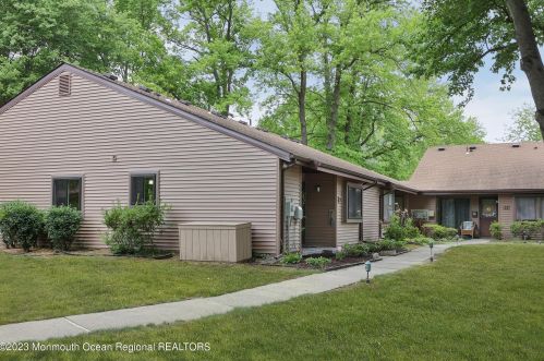 29 Manchester Ct, Tinton Falls NJ 07701-5490 exterior