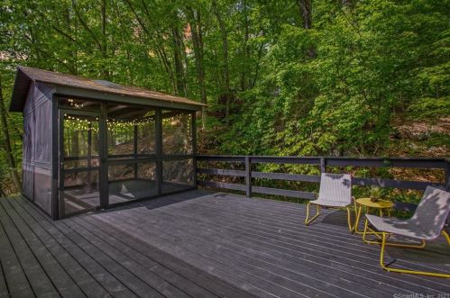 11 Eastwood Rd, Norwalk CT  06851-1111 exterior