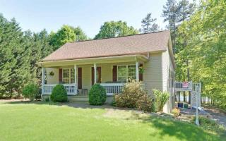 199 Waters Edge Dr, Hartwell, GA 30643-4271