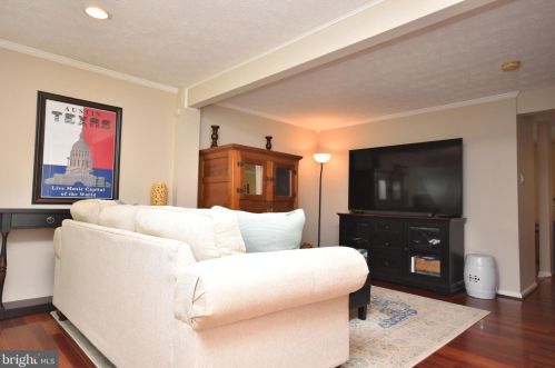 1630 Poplar Grove Dr, Herndon VA  20194-1738 exterior