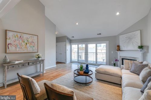 2138 Lombard St, Philadelphia, PA 19146-1261