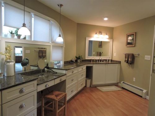 17 Chandler Ave, Plaistow, NH 03865-2905
