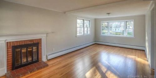77 Elm St, Windsor CT  06095-2914 exterior