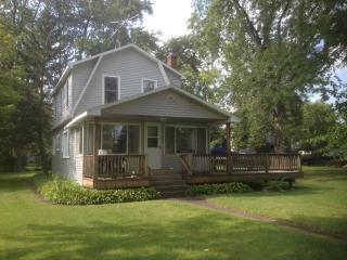 1905 Sunnyside Beach Dr, Volo, IL 60051-6937