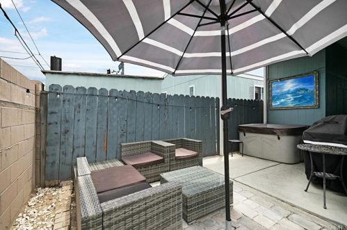 7652 Garfield Ave, Huntington Beach CA  92648-2023 exterior