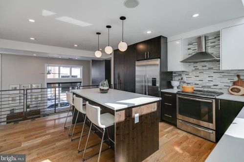 720 4 St, Philadelphia PA 19147-3127 exterior