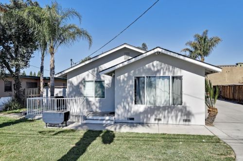 345 Leavesley Rd, Gilroy, CA 95020-3606