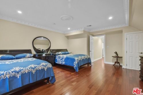 2417 Glenoaks Blvd, Glendale CA  91206-3027 exterior