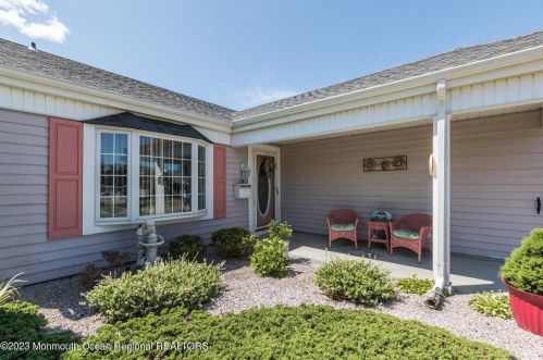 31 Westgate Pl, Lakehurst NJ  08759-6618 exterior