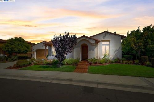 2755 Breaker Ln, Hayward, CA 94545-1346