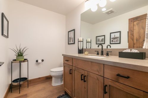 9234 Heartwood Dr, Truckee CA  96161-5210 exterior