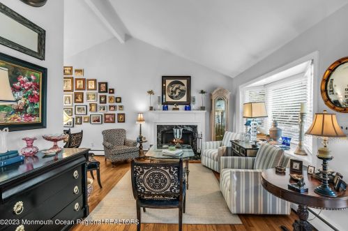 37 Walnut Ave, Tinton Falls NJ 07701-6132 exterior