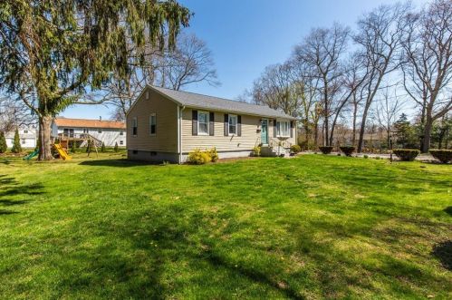 28 Greenwood Ave, Coventry, RI 02816-7519