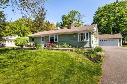 86 Ridgeland Cir, Wallingford, CT 06492-2121