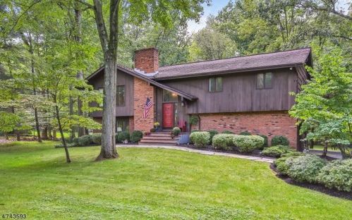 24 Lenape Trl, Warren, NJ 07059-6825