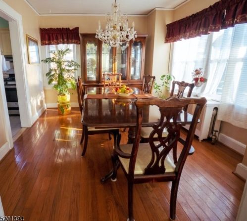77 Woodside Rd, Maplewood, NJ 07040-1934