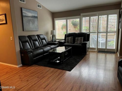 2040 Freesia Ave, Simi Valley CA  93063-3534 exterior