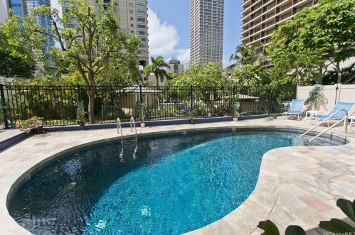 2085 Ala Wai Blvd, Honolulu HI  96815-2149 exterior