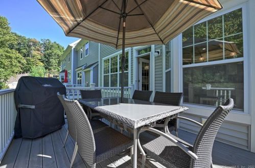 560 River Rd, Huntington CT  06484-4848 exterior