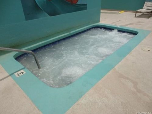 2427 Kuhio Ave, Honolulu HI  96815-3301 exterior