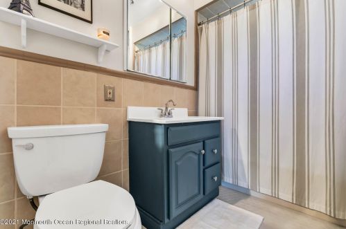 4 Marvin Rd, Middletown NJ 07748-2814 exterior