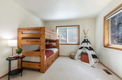 15441 Glenshire Dr, Truckee CA  96161-1306 exterior
