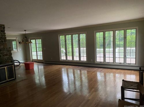 21 Krakow St, Derby, CT 06418-2603