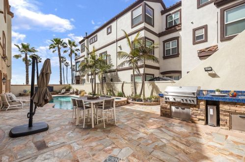 1610 Pacific Coast Hwy, Huntington Beach CA  92648-4434 exterior