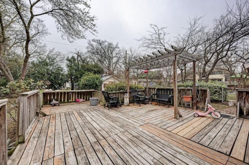 1617 Ashberry Dr, Austin TX  78723-1106 exterior