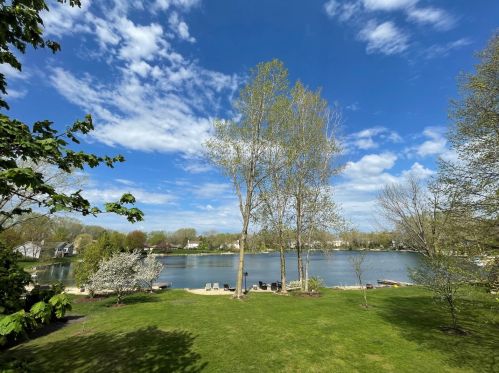 217 Tulip Cir, Island Lake, IL 60042-8812