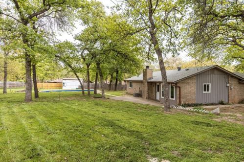 401 Woodlake Cir, Azle, TX 76020-4839