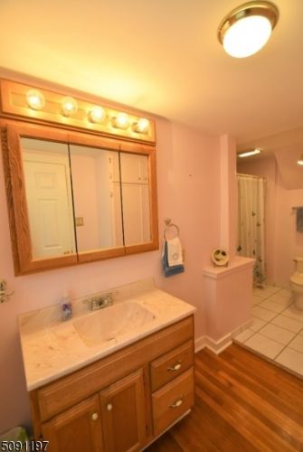10 Van Dam Ave, Bloomingdale, NJ 07403-1715