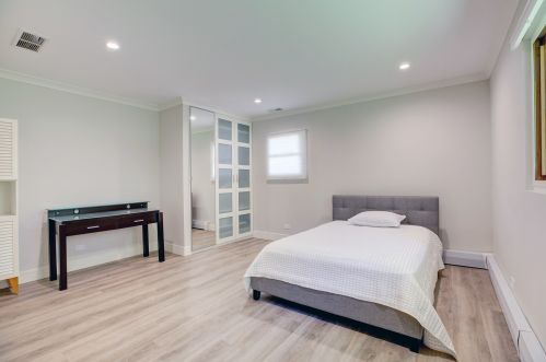 6906 Jarvis Ave, Niles IL  60714-4016 exterior