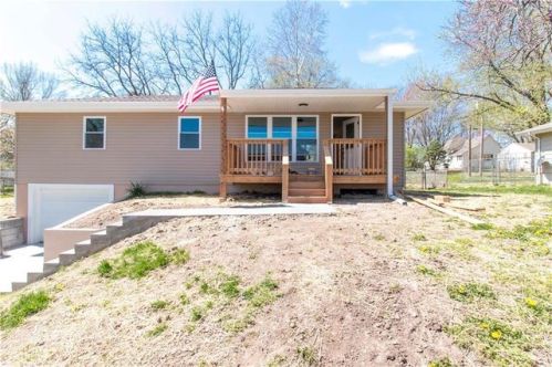 330 Matthews Ln, Gower, MO 64454-9159