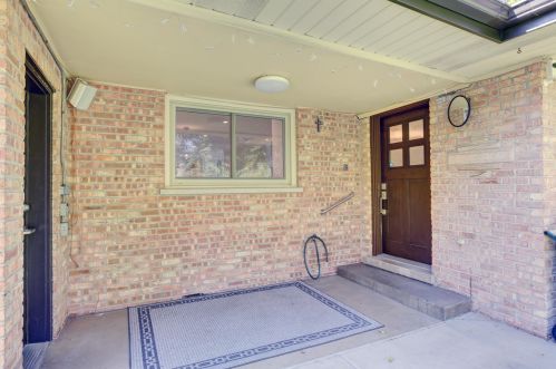 6906 Jarvis Ave, Niles IL  60714-4016 exterior