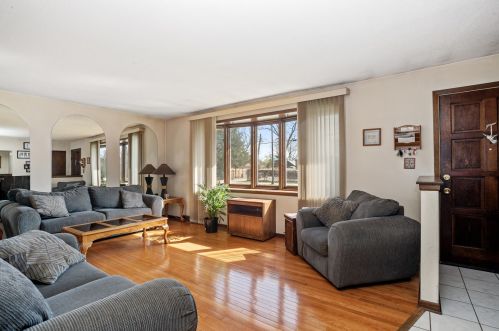 305 Terry Ln, Villa Park, IL 60181-3369