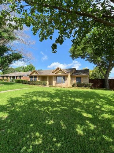 1525 Lavendale Ln, Garland TX  75040-4372 exterior