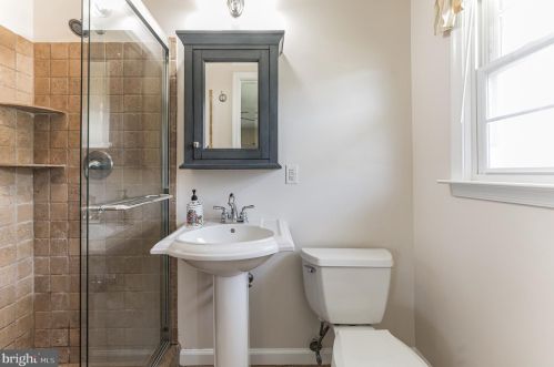 74 Wolf Dr, Trenton NJ 08610-1125 exterior