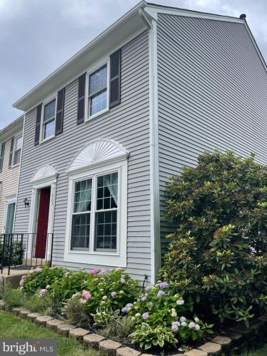 1025 Smartts Ln, Leesburg, VA 20176-4816