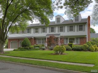 482 Mason Pl, Paramus, NJ 07652-1645