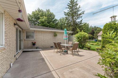 806 Robert Dr, Mount Prospect, IL 60056-4019