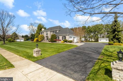 33 Hockey Dr, Columbus, NJ 08022-9502