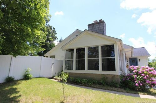 64 Kneen St, Huntington, CT 06484-3914