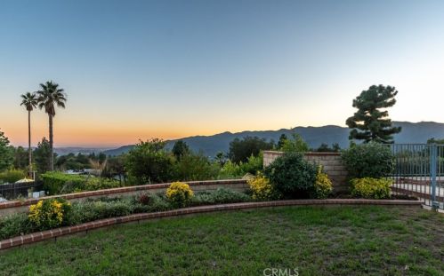 2702 Brierhaven Dr, Glendale, CA 91214-1402